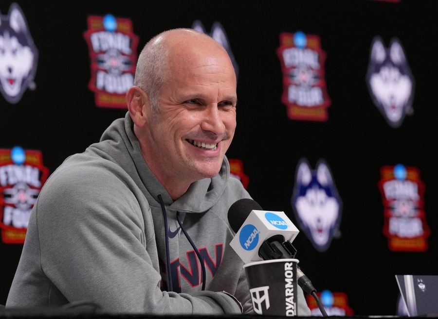 Deadspin | UConn coach Dan Hurley refocuses Huskies: ‘Here for ring, not watch’
