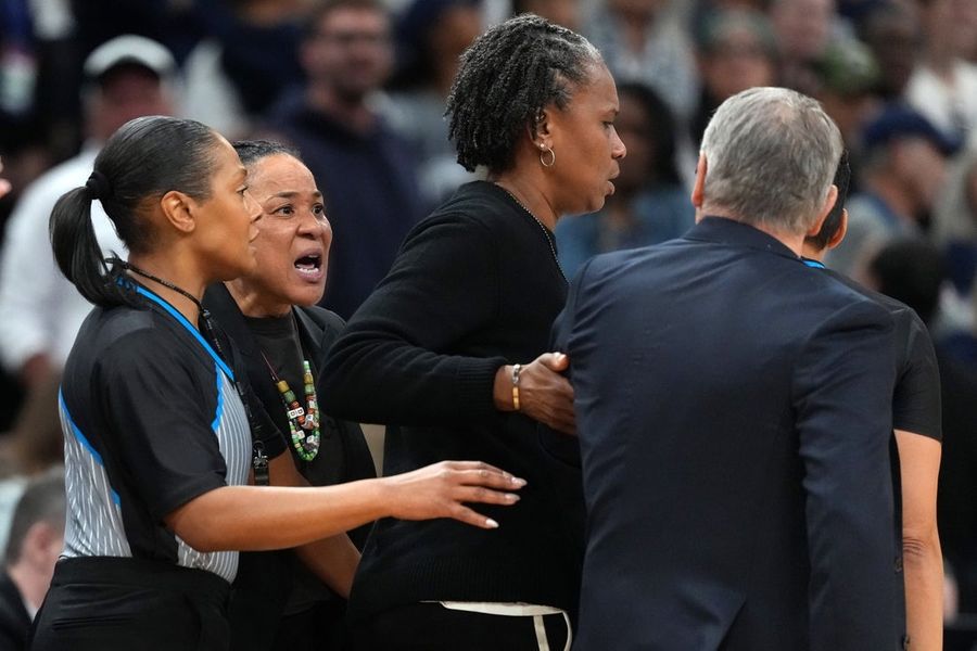 Técnicos de UConn e Carolina do Sul têm revanche marcada para novembro.