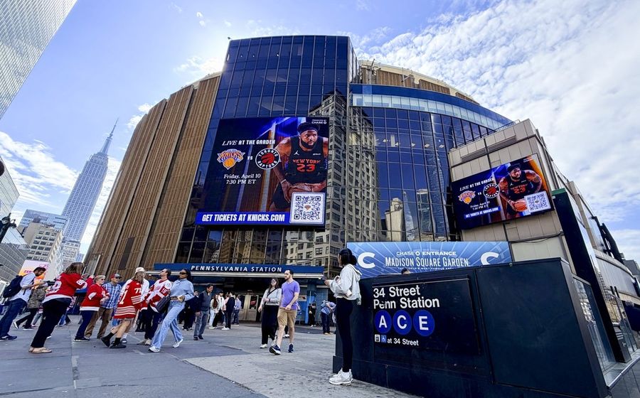 Un policía fue agredido y 26 personas arrestadas mientras los fanáticos de los Knicks celebraban en Nueva York.
