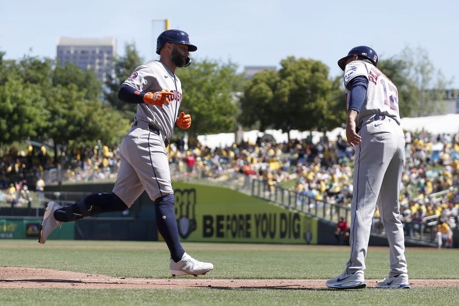 Los Astros consiguen 18 hits mientras aplastan a los Athletics.