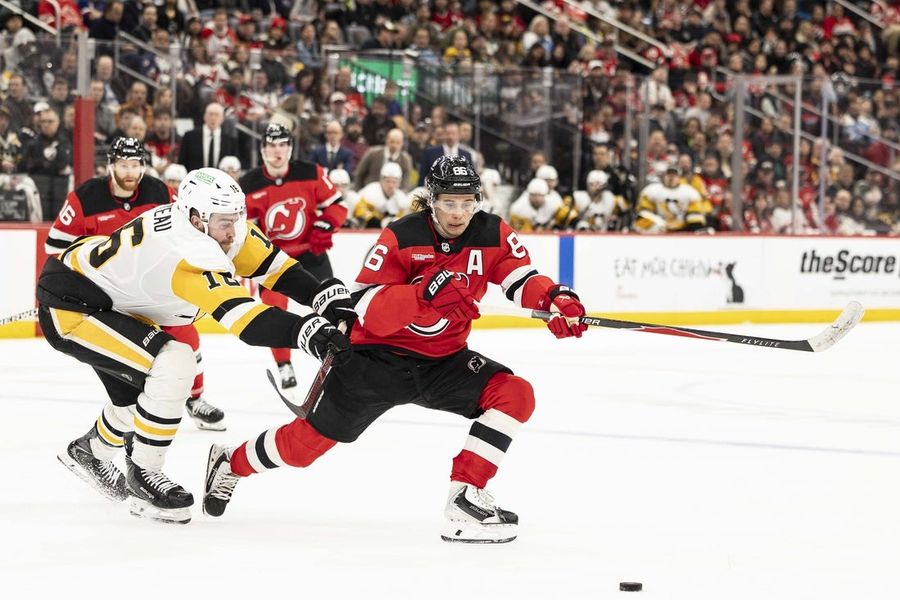Penguins use flurry to down Devils, return to playoffs