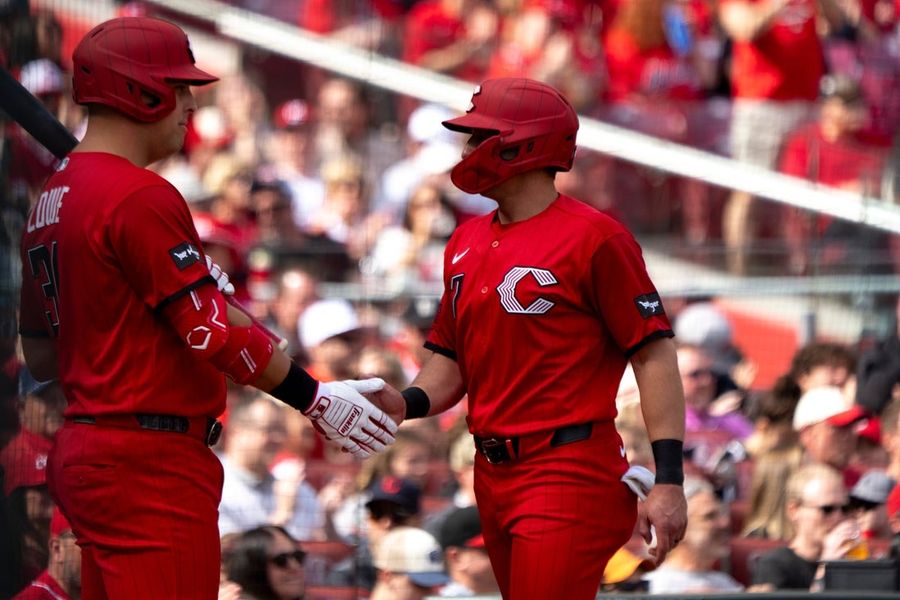 Reds post 4-run 1st, add on to even series with Angels