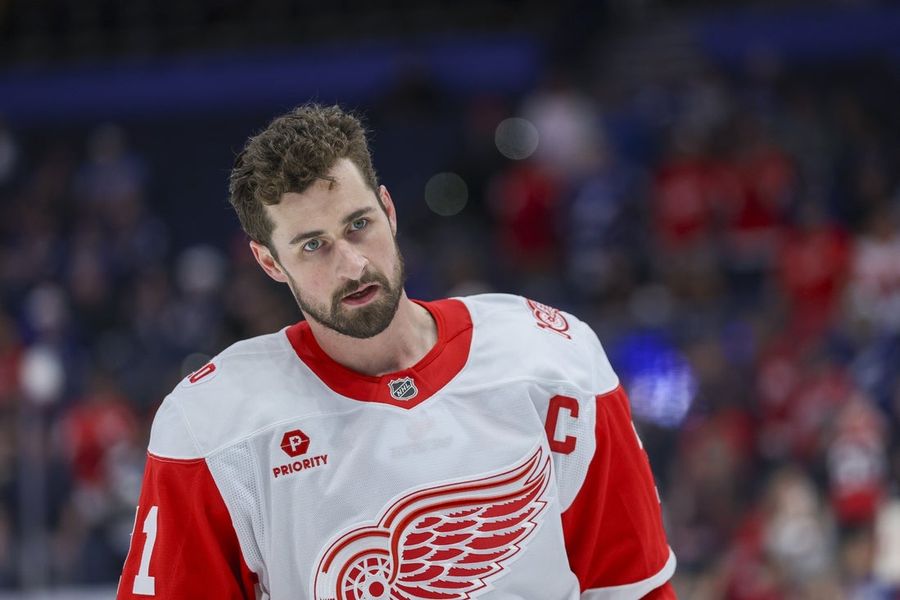 Informe: Dylan Larkin solicita ser traspasado de los Red Wings.