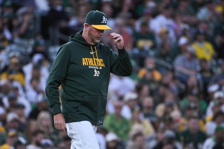 O Athletics, em má fase, demite o treinador de arremessadores Scott Emerson.