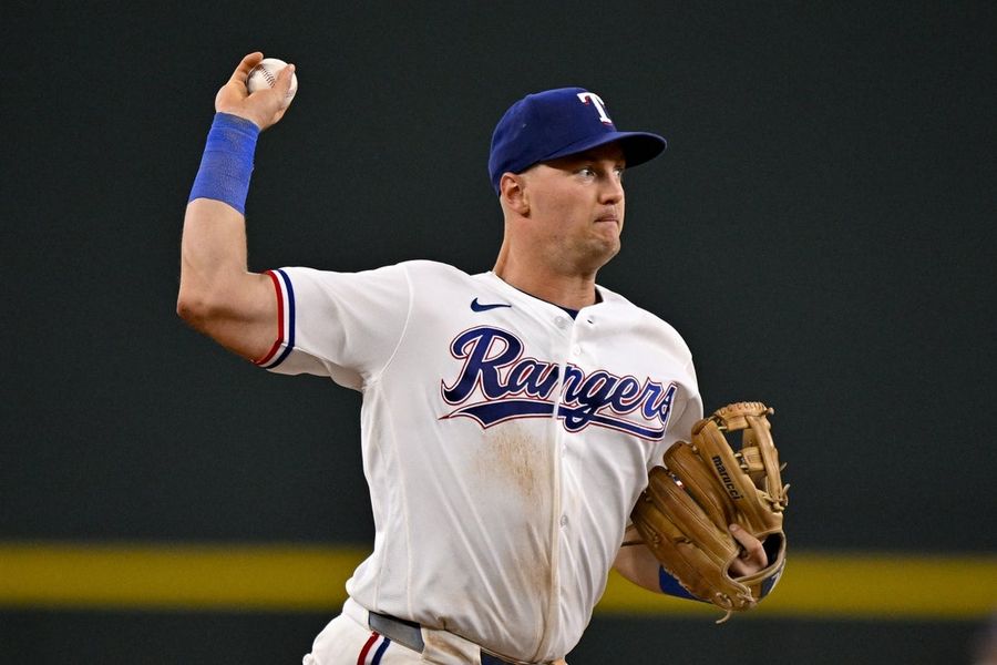 Josh Jung y los Rangers buscan la victoria en la serie contra los Athletics.