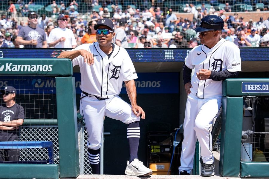 Os Tigers e o treinador da terceira base, Joey Cora, concordam em se separar.
