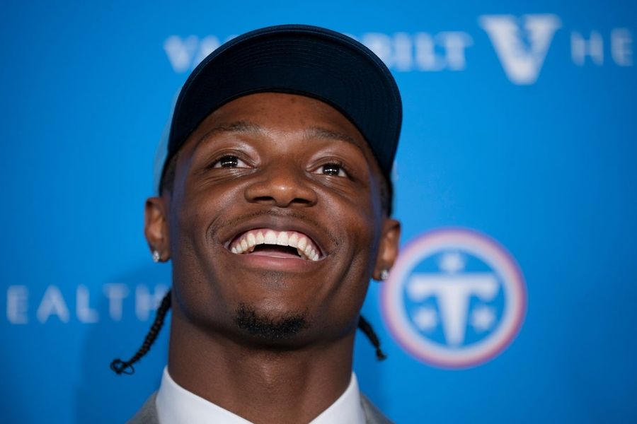 El receptor abierto de primera ronda de los Titans, Carnell Tate, firma contrato.
