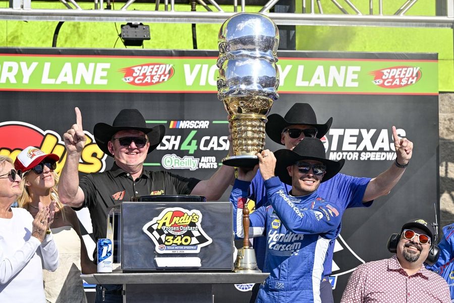 Kyle Larson holds off Justin Allgaier for thrilling Texas win