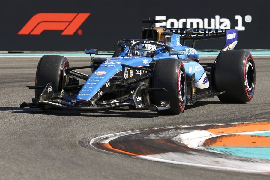 Alex Albon signs extension with Williams through 2027