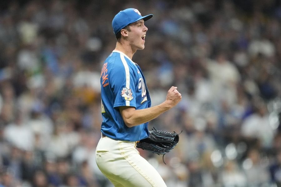 MLB: New York Yankees at Milwaukee Brewers
