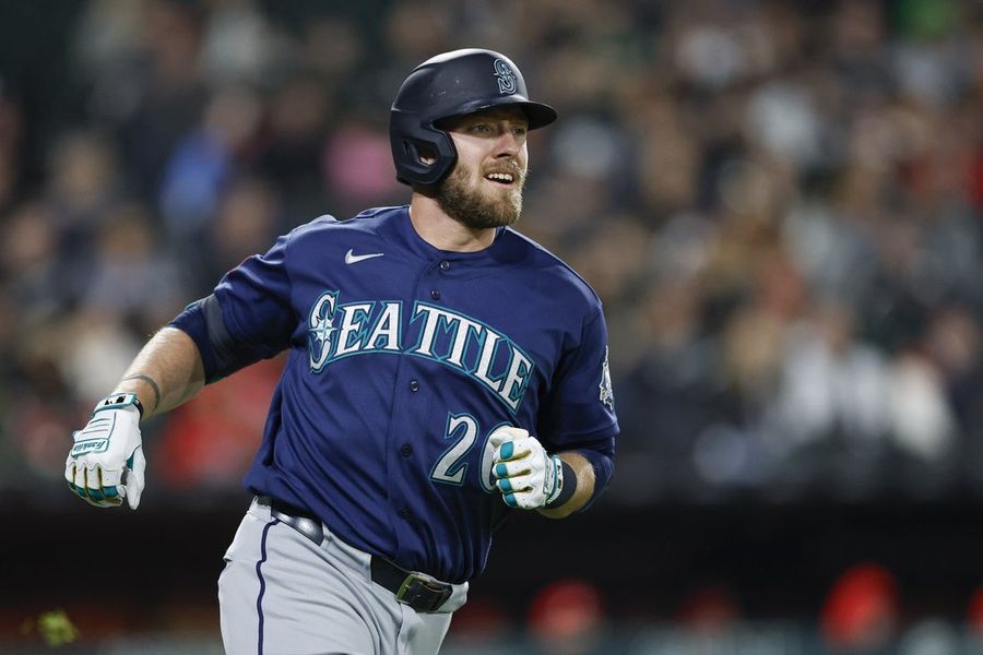 La noche estelar de Luke Raley impulsa a los Mariners a la victoria sobre los White Sox.