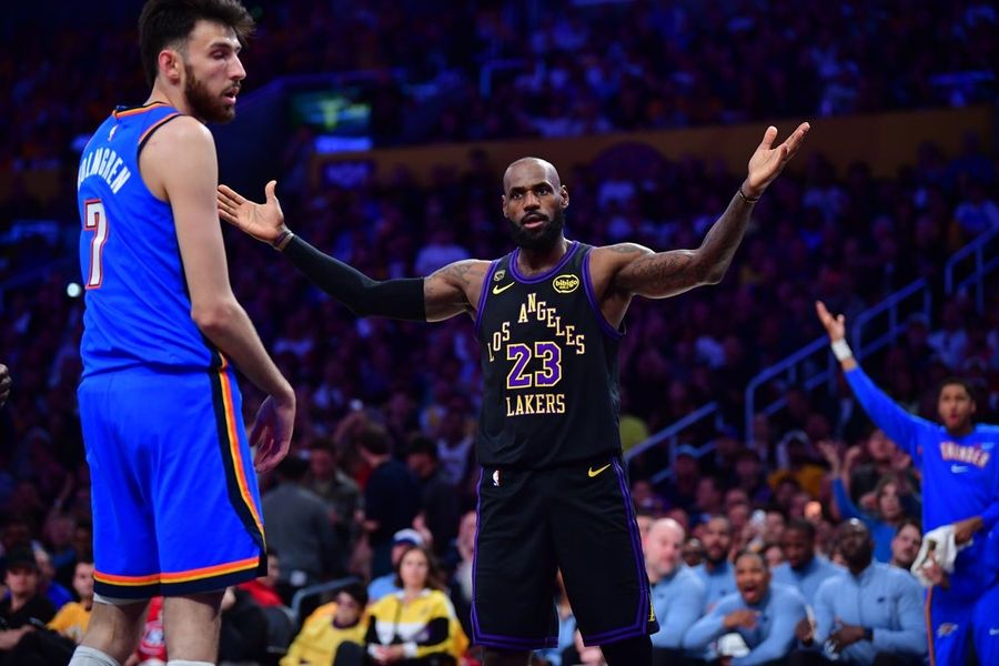 Os Lakers pretendem homenagear LeBron James e aguardam instruções sobre o futuro.