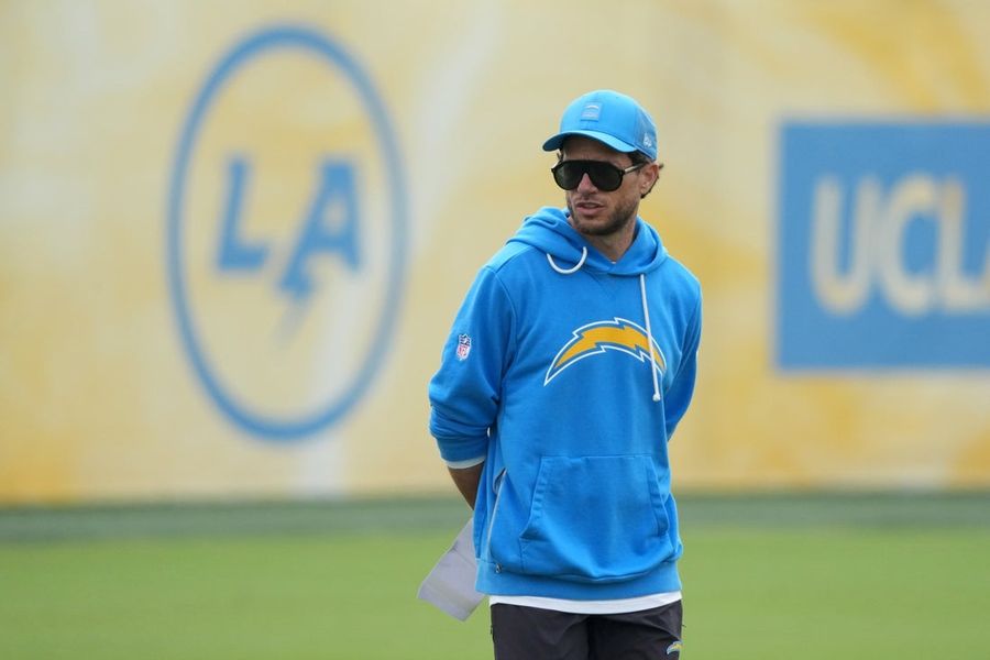 Chargers OC Mike McDaniel in NFL accelerator program