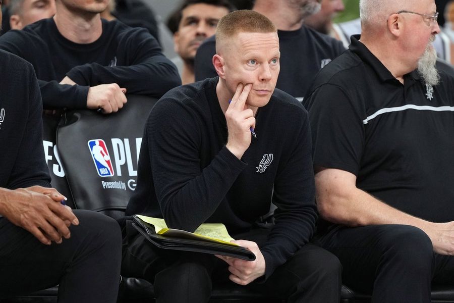 Notícias indicam que o Orlando Magic escolheu Sean Sweeney, assistente técnico do San Antonio Spurs, como seu próximo treinador principal.