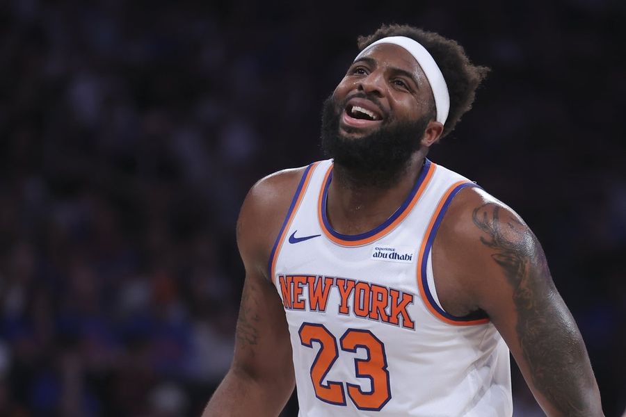 Report: Knicks C Mitchell Robinson to play with broken pinky
