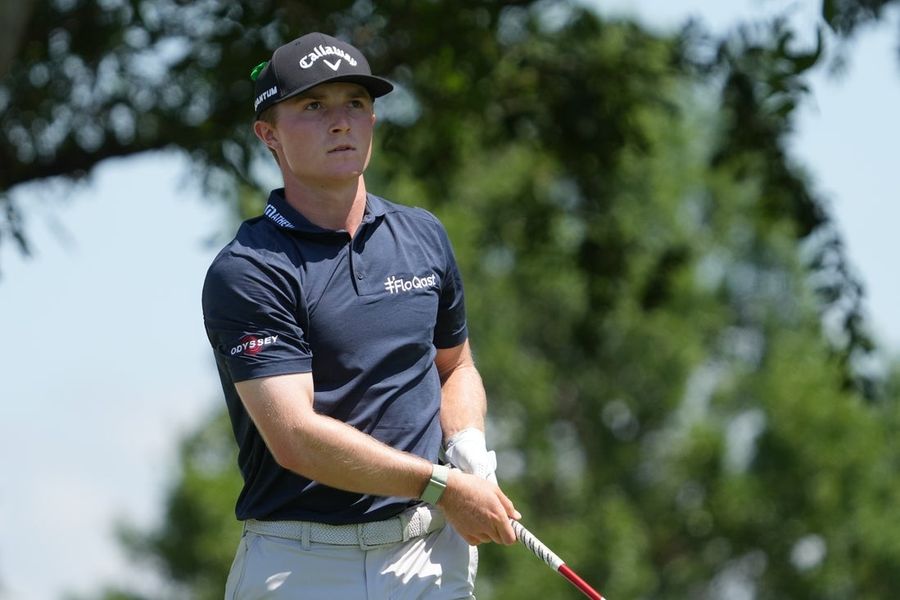 O jovem Blades Brown, de idade, está em dúvida sobre a possibilidade de se tornar membro temporário do PGA Tour.