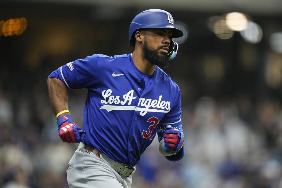 Reports: Dodgers to put Teoscar Hernandez on IL, recall Ryan Ward