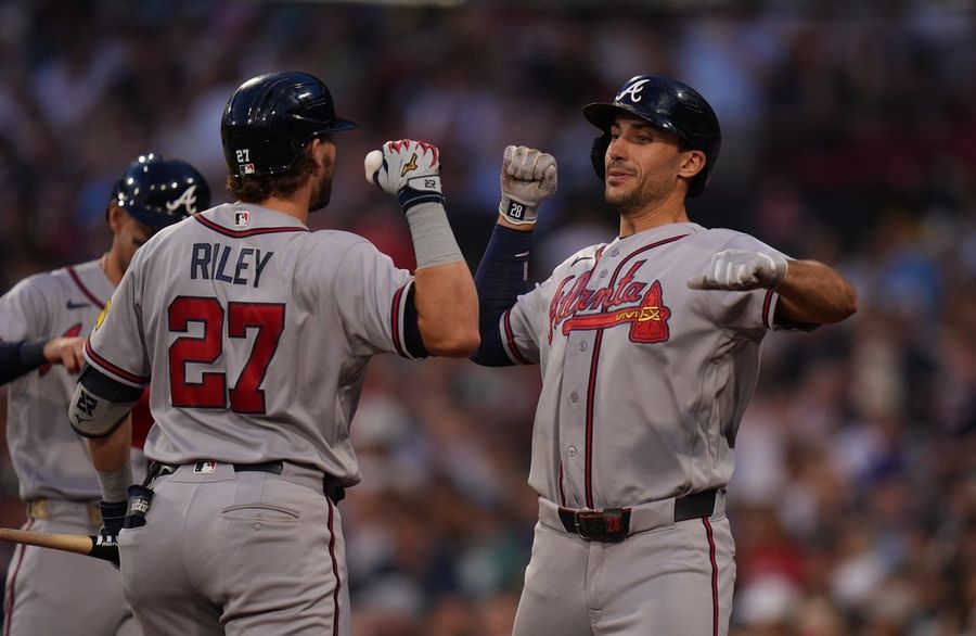 Braves' bats bust out in series-opening win over Red Sox