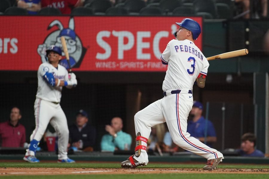 Los Rangers contuvieron a los Astros después de anotar 8 carreras en la primera entrada.