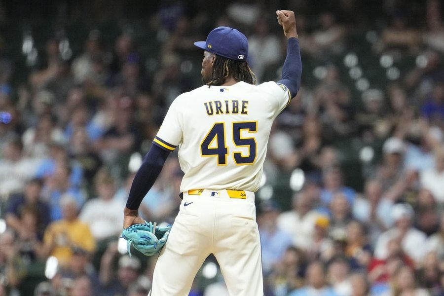 Abner Uribe, de los Brewers, suspendido por un partido por un gesto inapropiado.