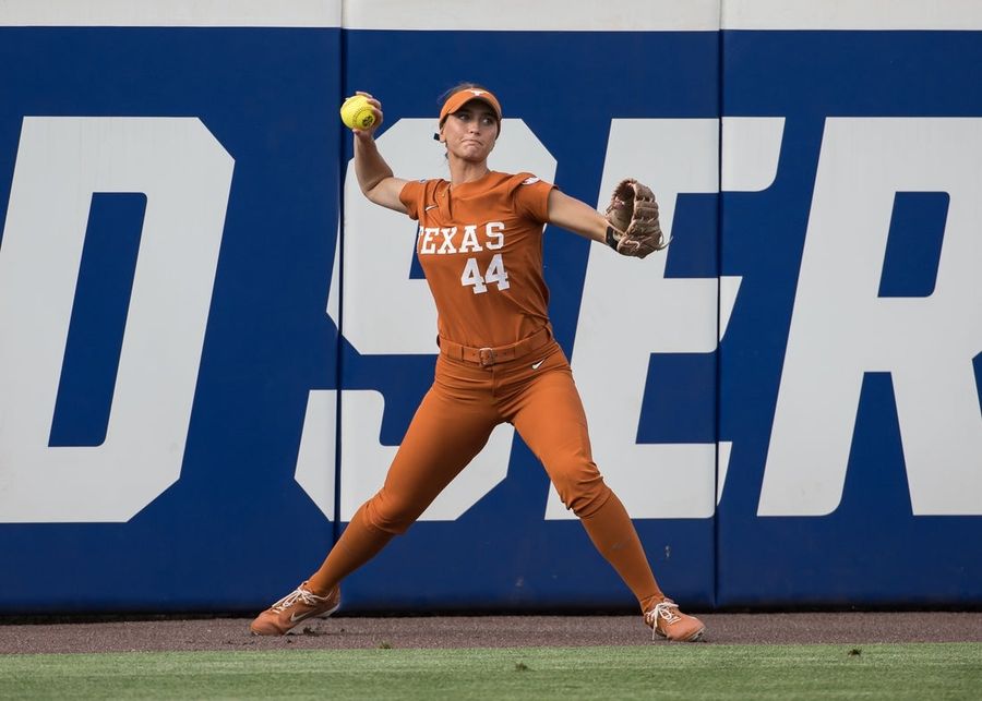 Teagan Kavan impulsa la victoria de Texas sobre Mississippi State.