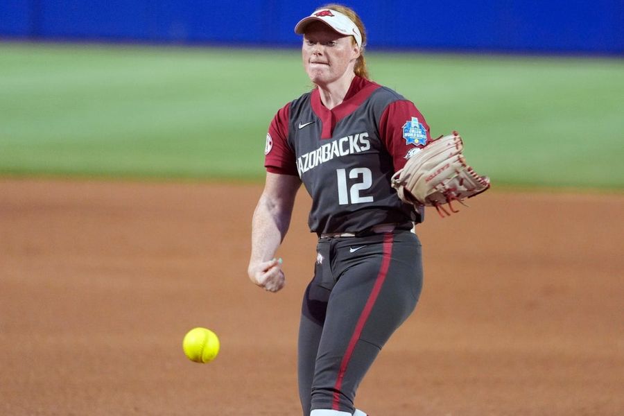 UCLA conecta 4 jonrones para aplastar a Arkansas en la Serie Mundial Universitaria de Sóftbol