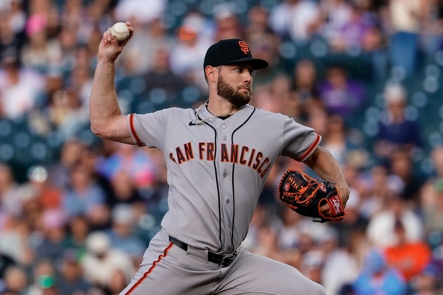 Adrian Houser, de los Giants, busca el éxito en su regreso a Milwaukee.