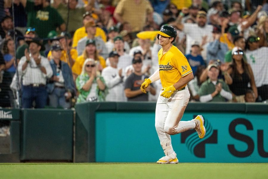 O Athletics sobrevive a uma 9ª entrada instável para encerrar sua sequência de derrotas e a sequência de vitórias do Yankees.