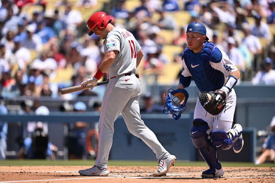 O receptor do Phillies, J.T. Realmuto, foi atingido por um arremesso no pulso; o raio-X não detectou a lesão.