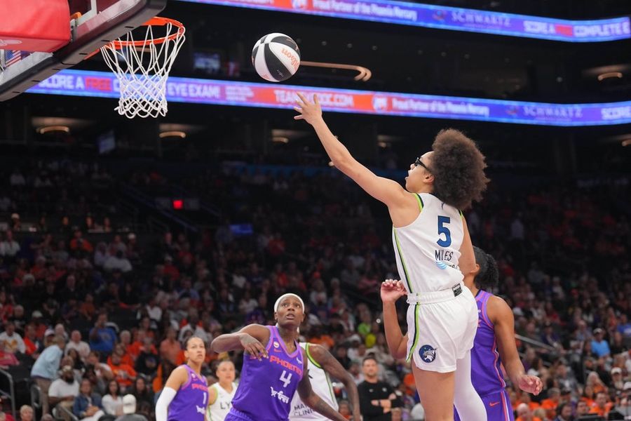 Courtney Williams anota 30 puntos y las Lynx, el mejor equipo de la WNBA, aplastan a las Mercury.