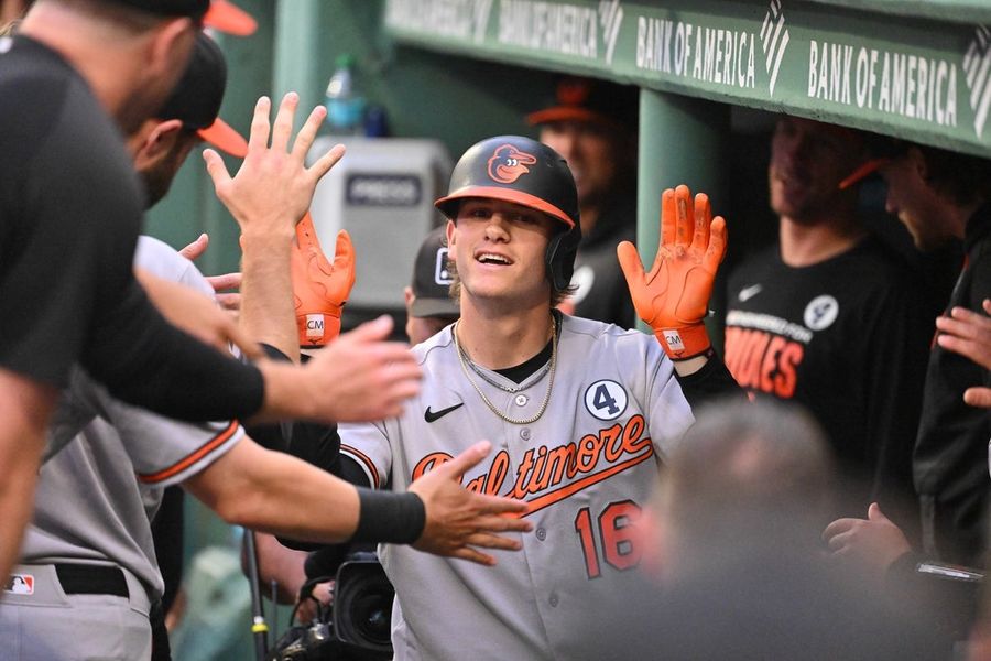 Los Orioles, ansiosos por demostrar su poderío, agravan los problemas de los Red Sox en casa.