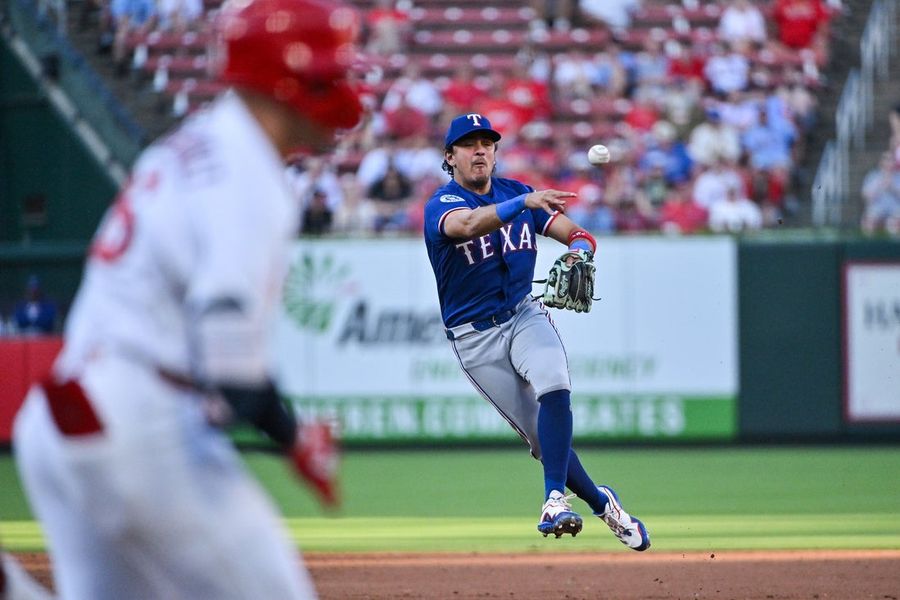 Los Rangers anotaron 3 carreras en la novena entrada para doblegar a los Cardinals.