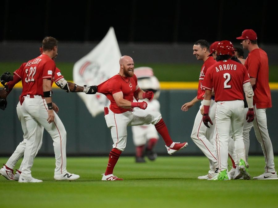 Los Rojos remontan en la recta final y se llevan la victoria en 10 entradas sobre los Reales.