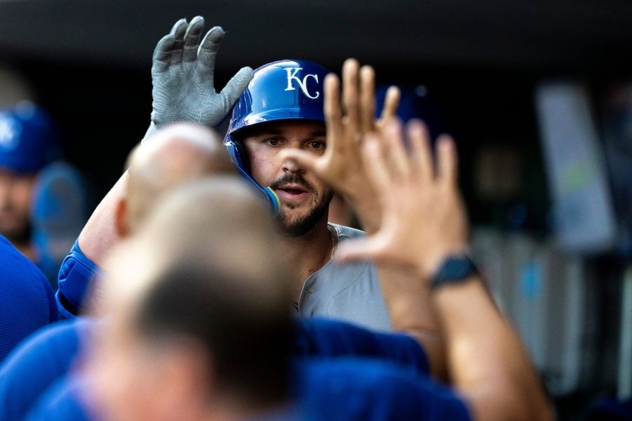 Los Royals se distancian en la novena entrada para derrotar a los Reds.