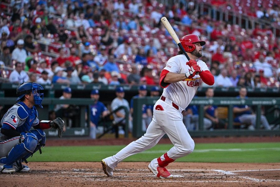 Alec Burleson (3 carreras impulsadas), los Cardenales evitan la barrida de los Rangers.