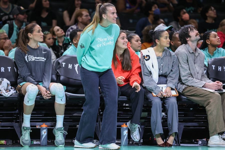 La base de Liberty, Sabrina Ionescu (espalda), vuelve a estar de baja contra Fever.