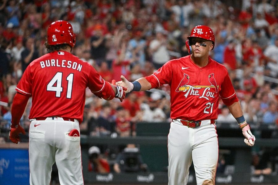 Cardinals pull away from Reds behind big sixth inning