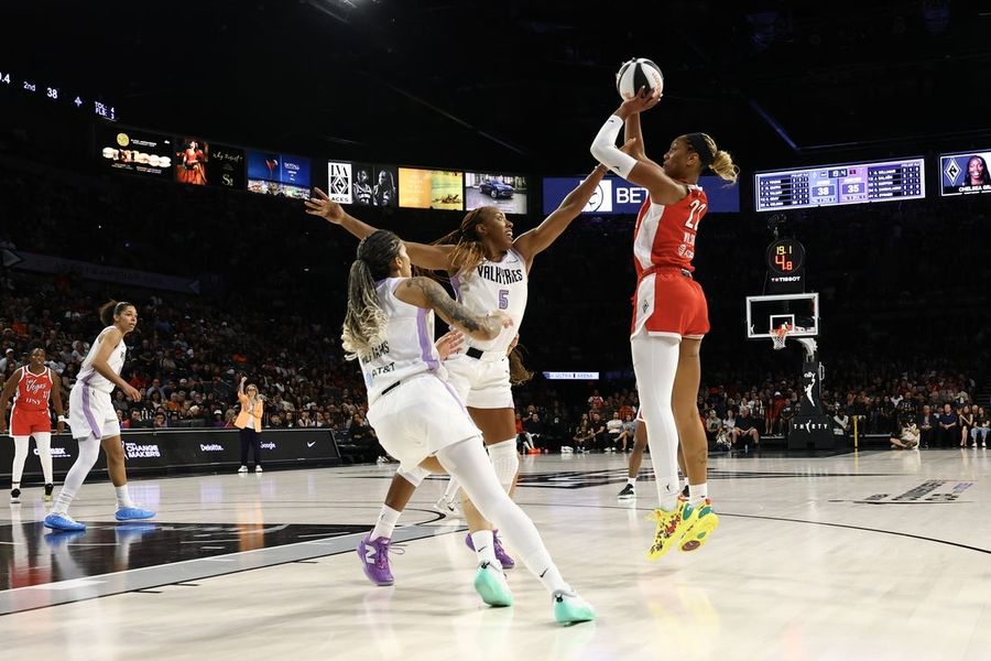 Las Aces resisten a las Valkyries gracias a las actuaciones de A’ja Wilson y Jackie Young.