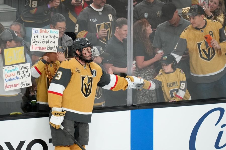 Brayden McNabb regresa a la acción en el Juego 3 para los Golden Knights.