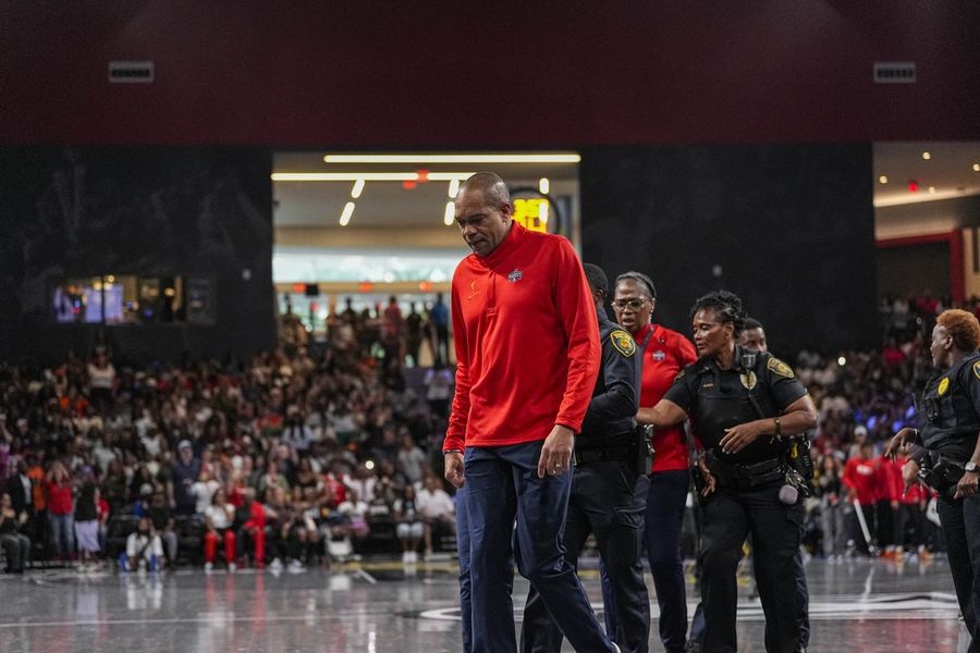 La entrenadora de las Mystics, Sydney Johnson, fue expulsada y escoltada por la policía tras la derrota ante las Dream.