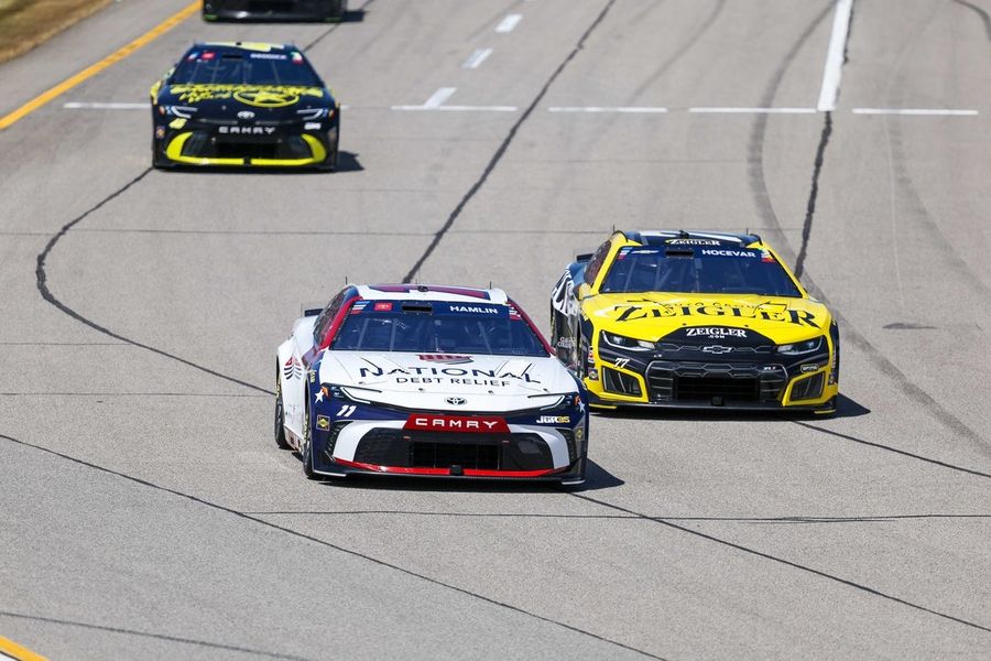 Denny Hamlin goes from rear of Michigan field to 2nd straight win