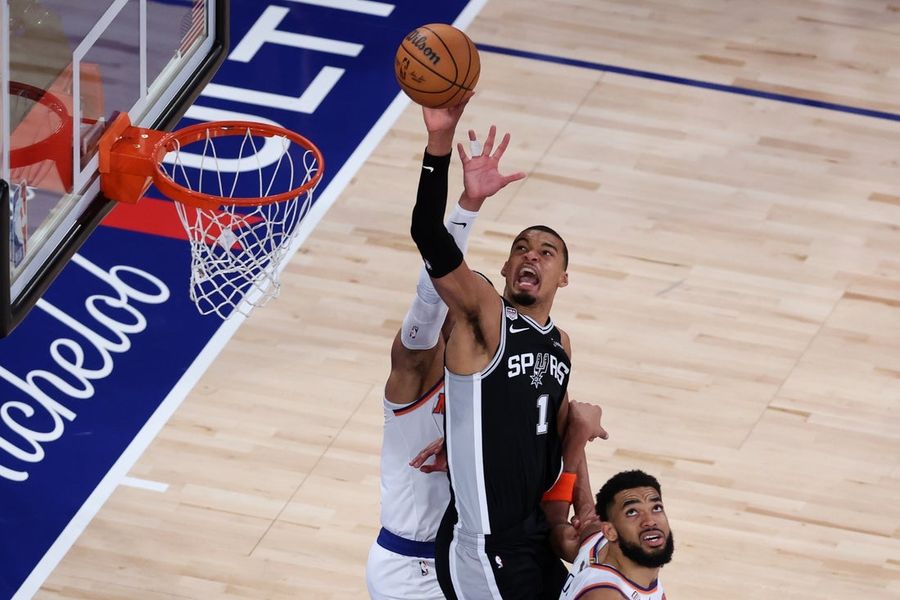 Knicks out to start new streak, while Spurs aim to knot series
