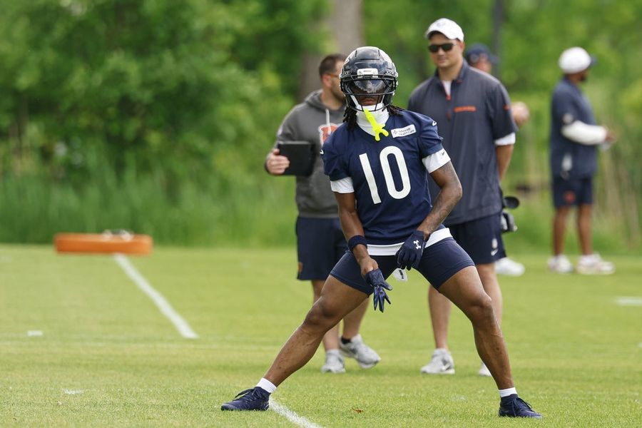 Bears WR Luther Burden limps off field with leg injury