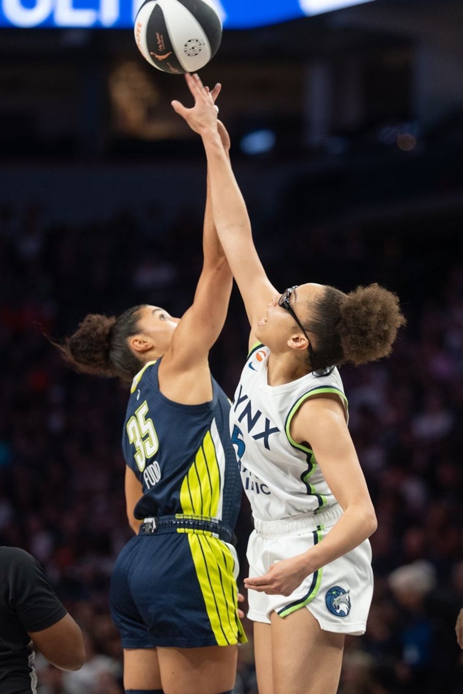 Olivia Miles outduels Azzi Fudd as Lynx run past Wings