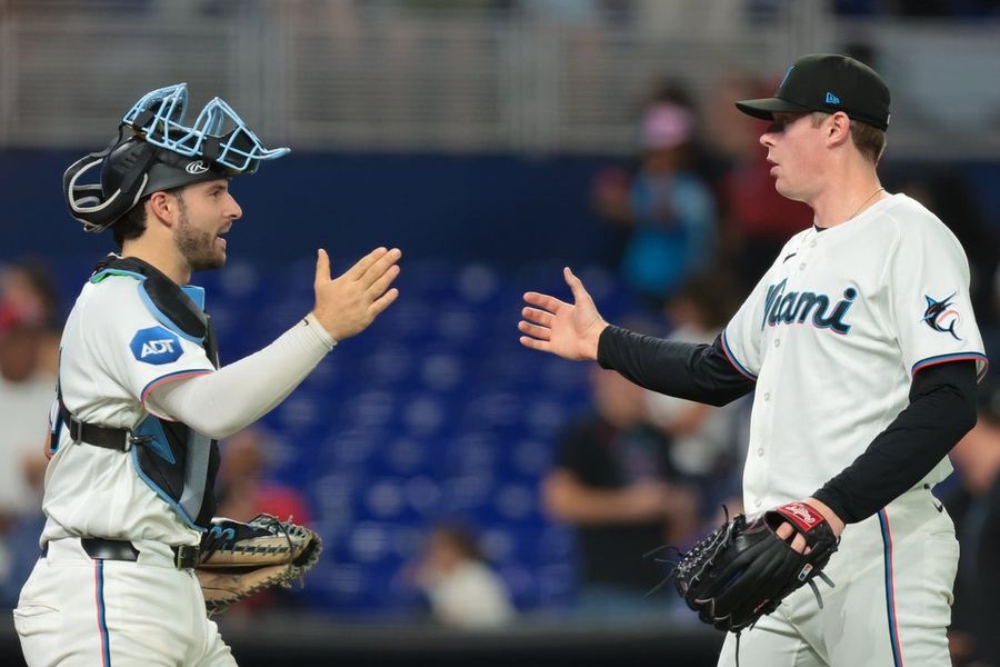 Cenário colorido para os Marlins em grande fase, recebendo os Rangers, torcedores escoceses e cachorros.