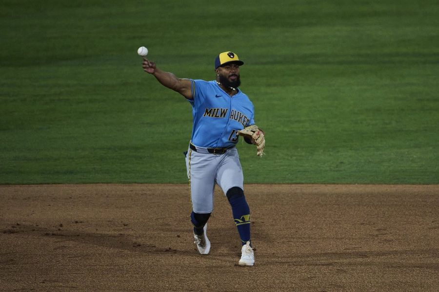 Report: Padres sign veteran IF Luis Rengifo to minor league deal