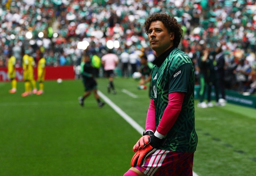 Mexico coach won't commit to starting Guillermo Ochoa