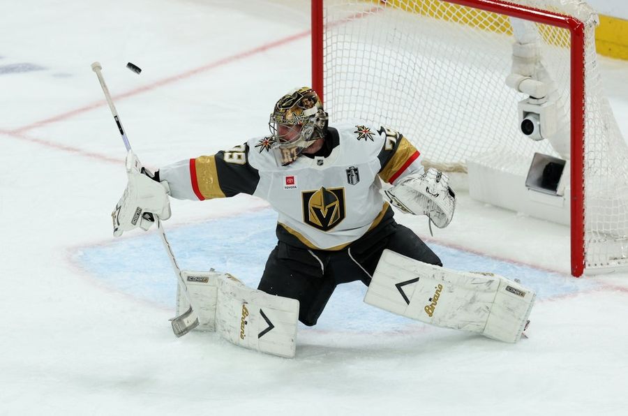 Los Knights confían en Carter Hart mientras los Canes están a punto de ganar la Copa Stanley.