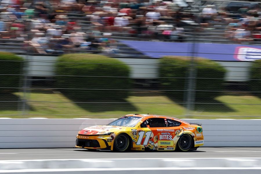 Denny Hamlin logra su tercera victoria consecutiva y se adjudica su octavo título profesional en Pocono.