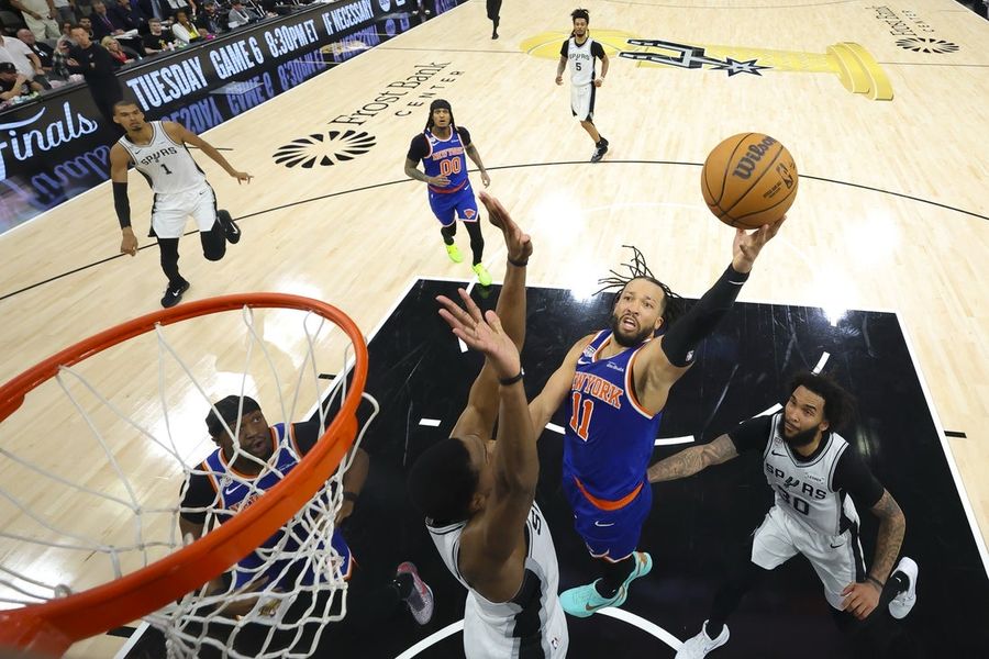 Jalen Brunson's 45 points carry Knicks past Spurs for 1st NBA title since 1973